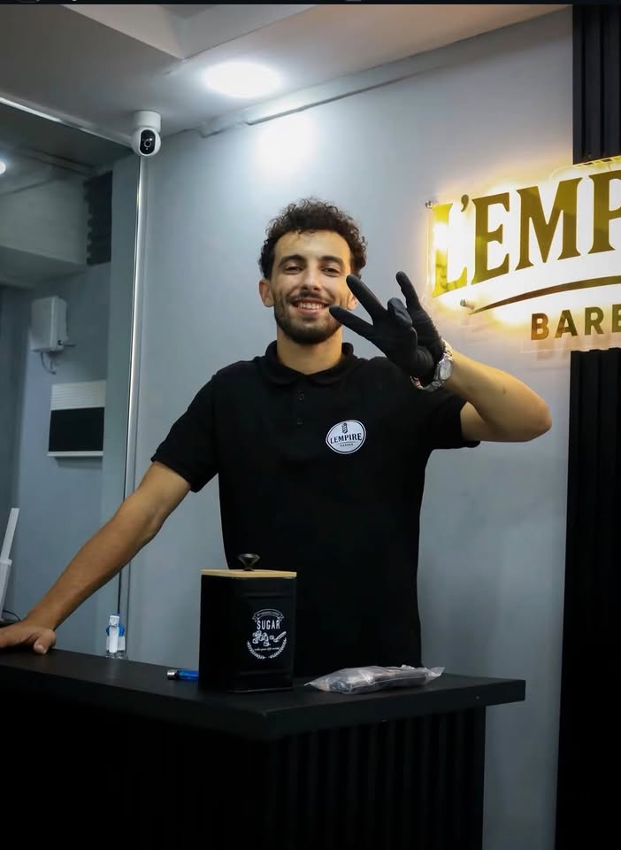 Barbier à l'accueil du salon