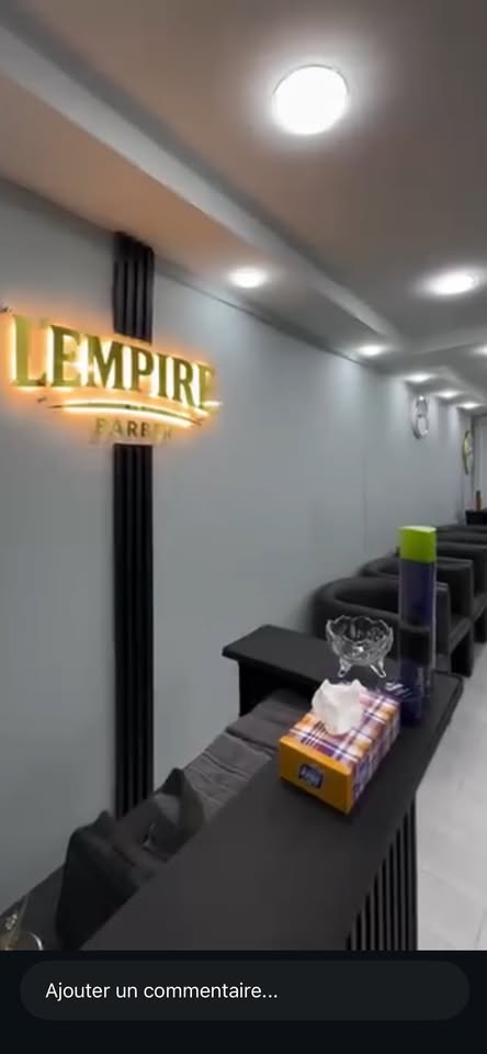 Entrée du salon avec l'enseigne L'Empire